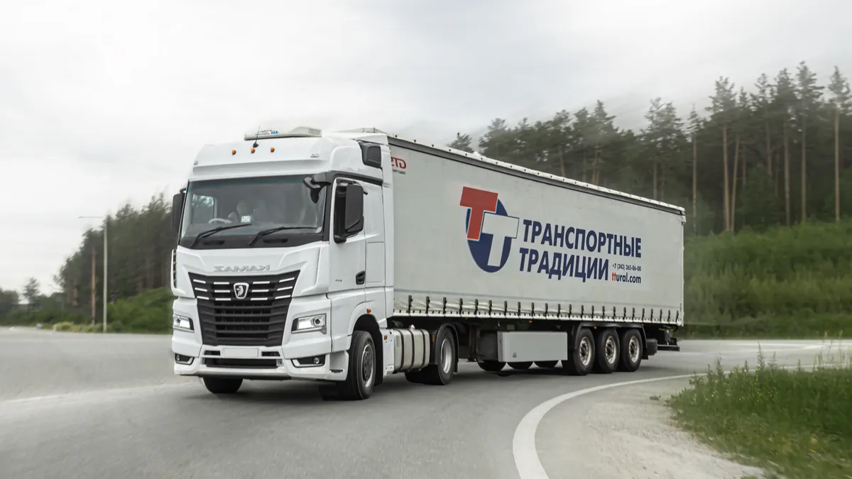 Тягач КАМАЗ «Транспортных Традиций» с тентованным полуприцепом на развязке