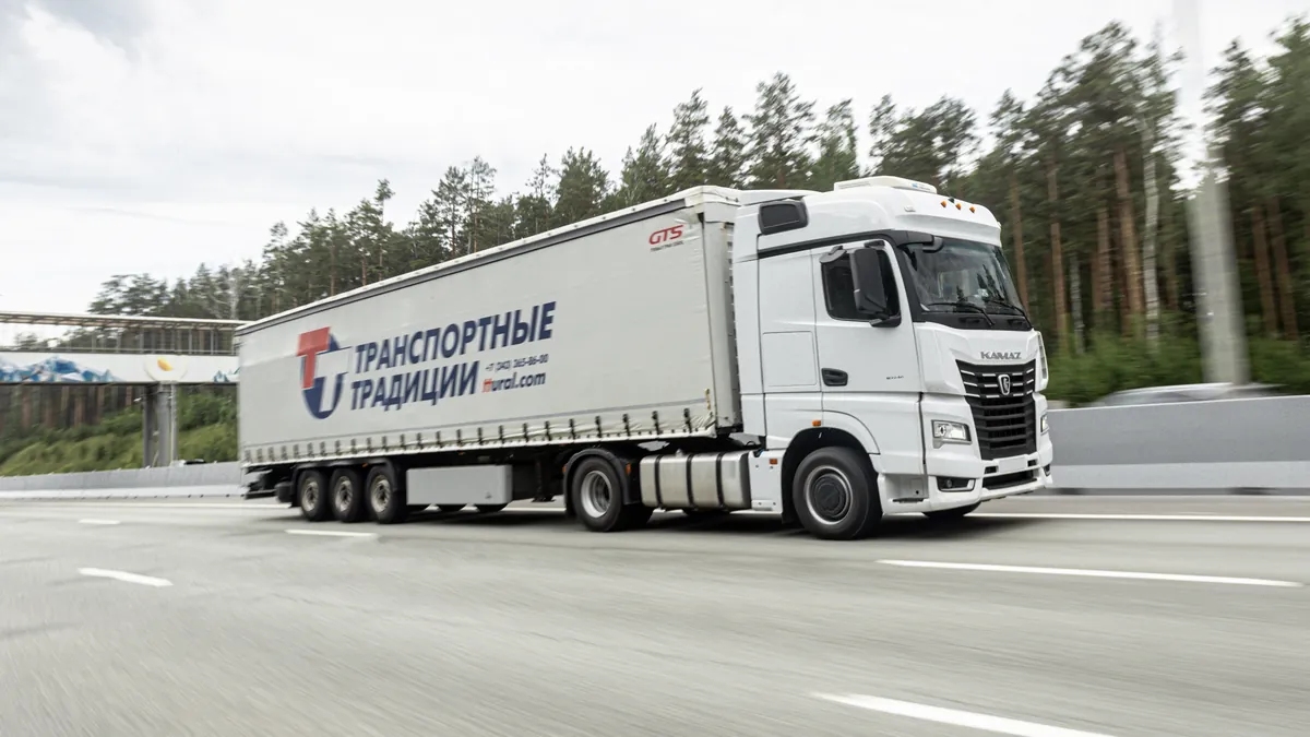 Тягач КАМАЗ с полуприцепом «Транспортных Традиций» на трассе