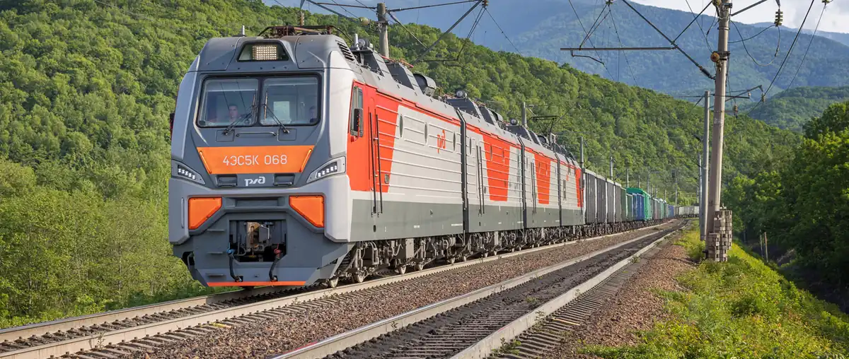 Электровоз 4ЭС5К РЖД ведёт грузовой состав по магистрали